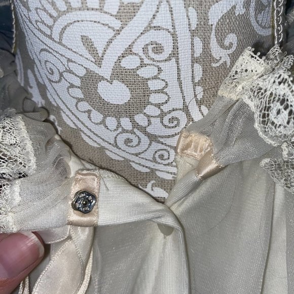 Vintage 1950s or 1960s Authentic Laros Peignoir with Flower Appliqués - Picture 7 of 8